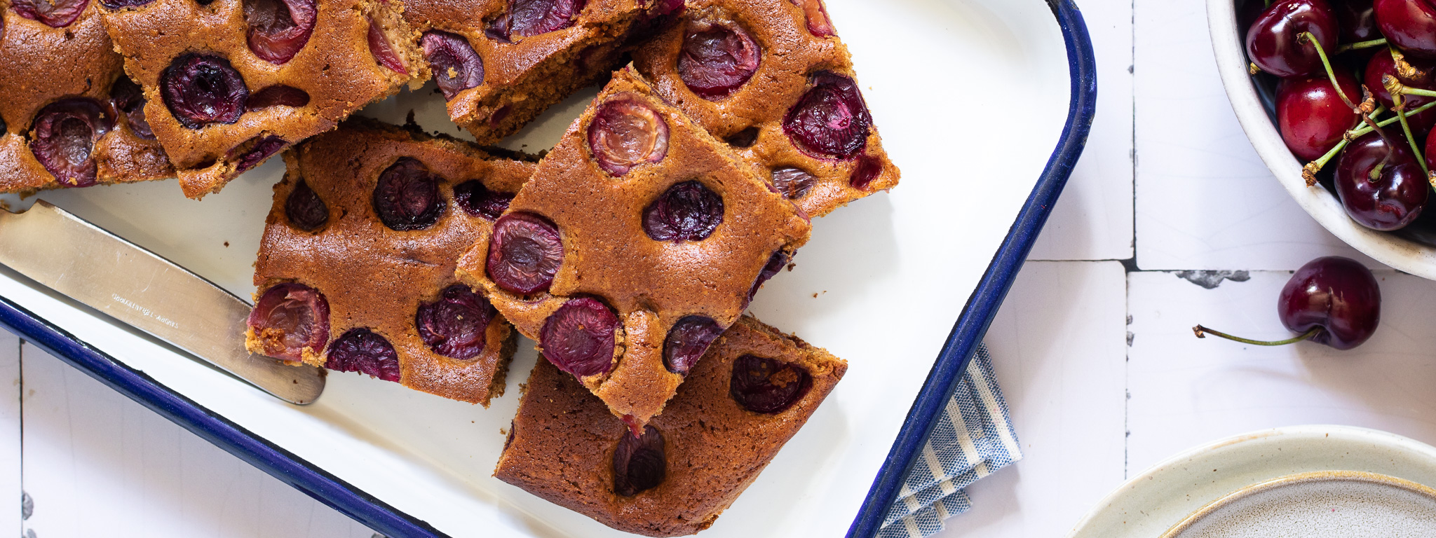 Čerešňová bublanina zo špaldovej múky s mandľami